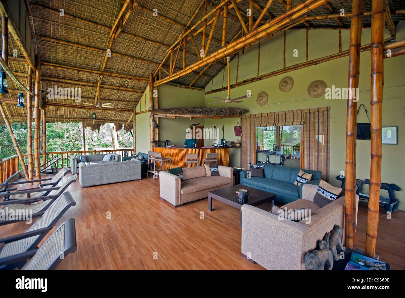 El bar y el área de estar de Diphlu River Lodge, ubicado junto al Parque Nacional de Kaziranga. Foto de stock
