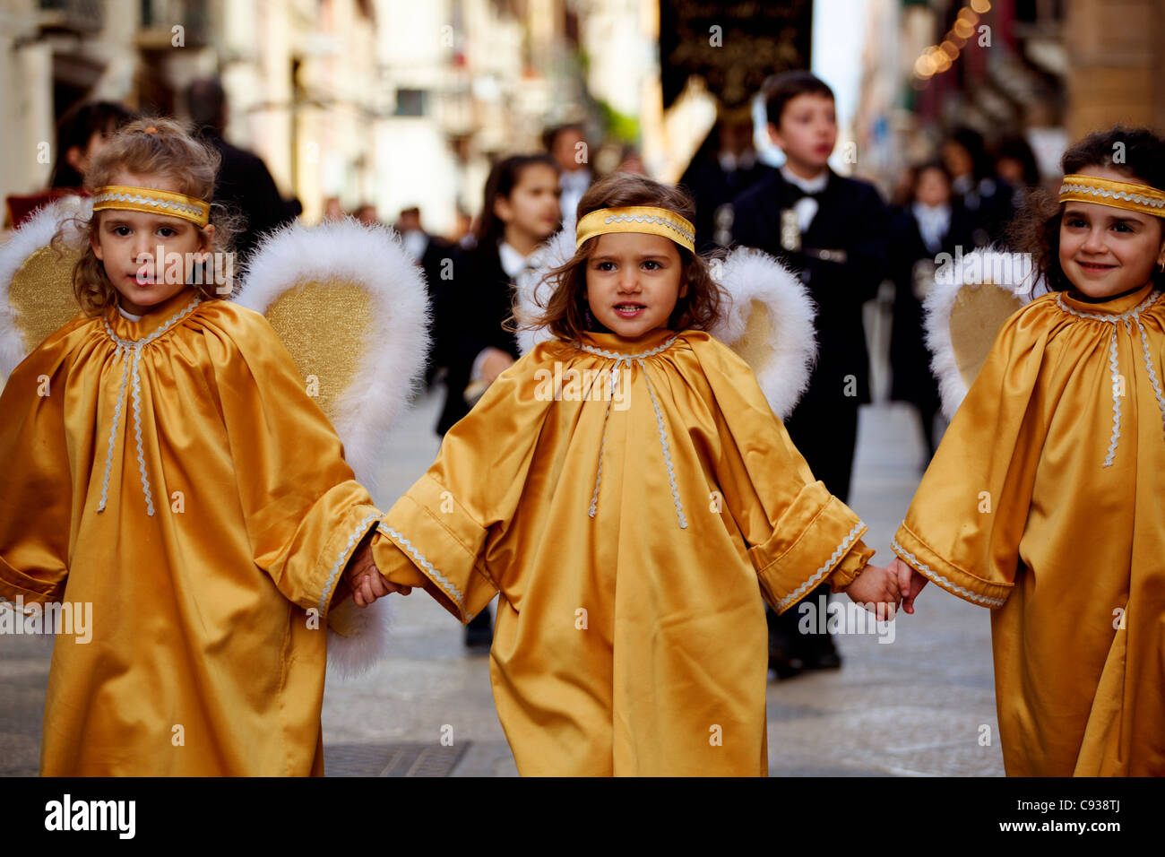 Sicilia, Italia, Europa Occidental; niños vestidos como ángeles durante el  'Misteri' procesión en Trapani Fotografía de stock - Alamy