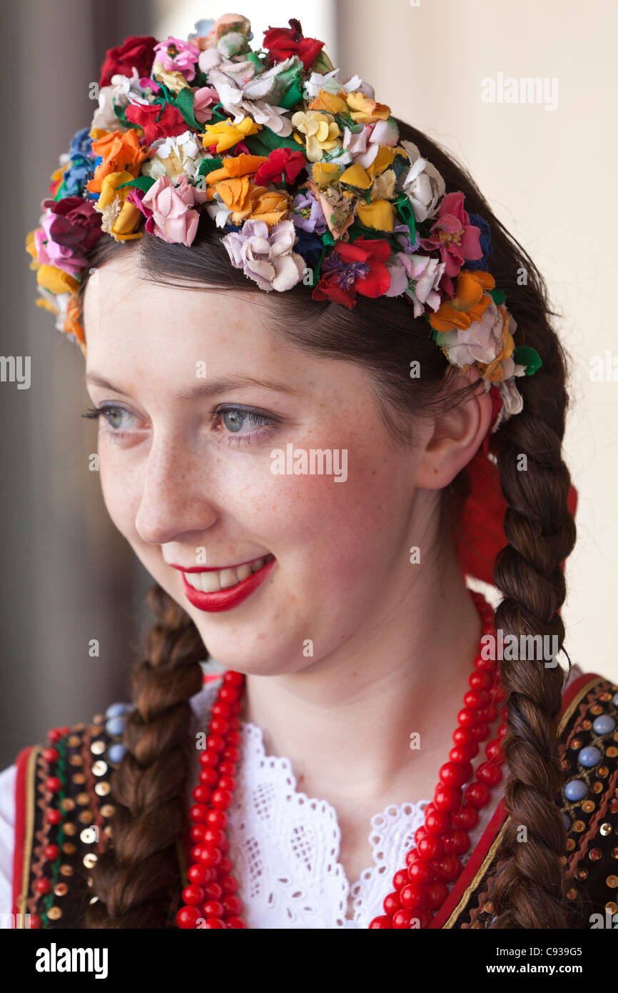 Polonia Cracovia Chica Polaca En La Vestimenta Tradicional Preparación Para La Danza En La
