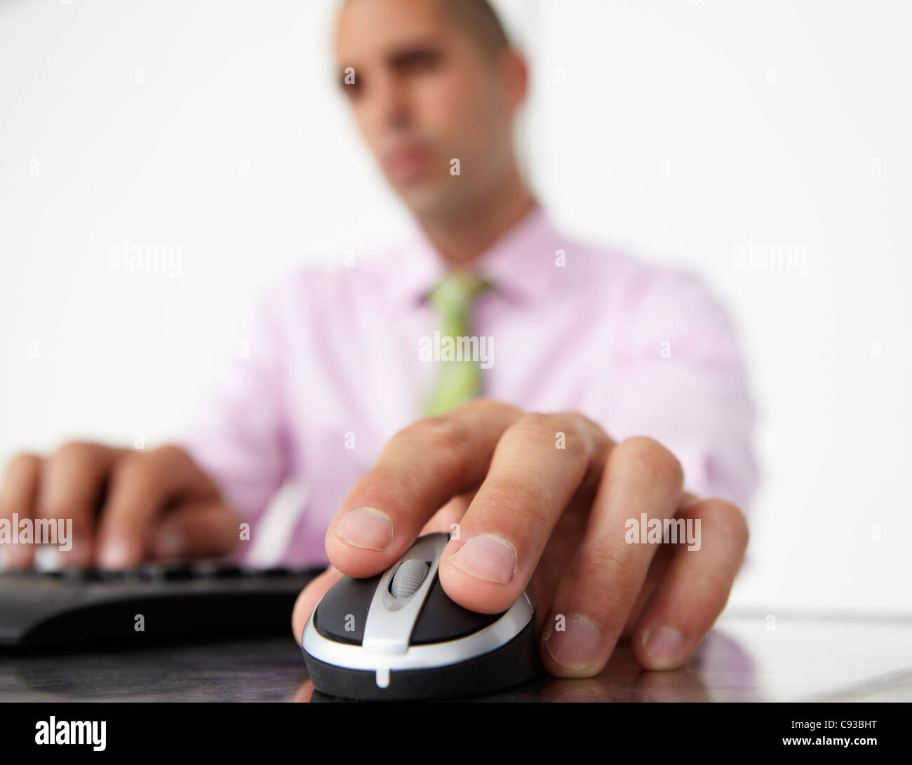 Cerrar hombre utilizando el teclado y el ratón Foto de stock