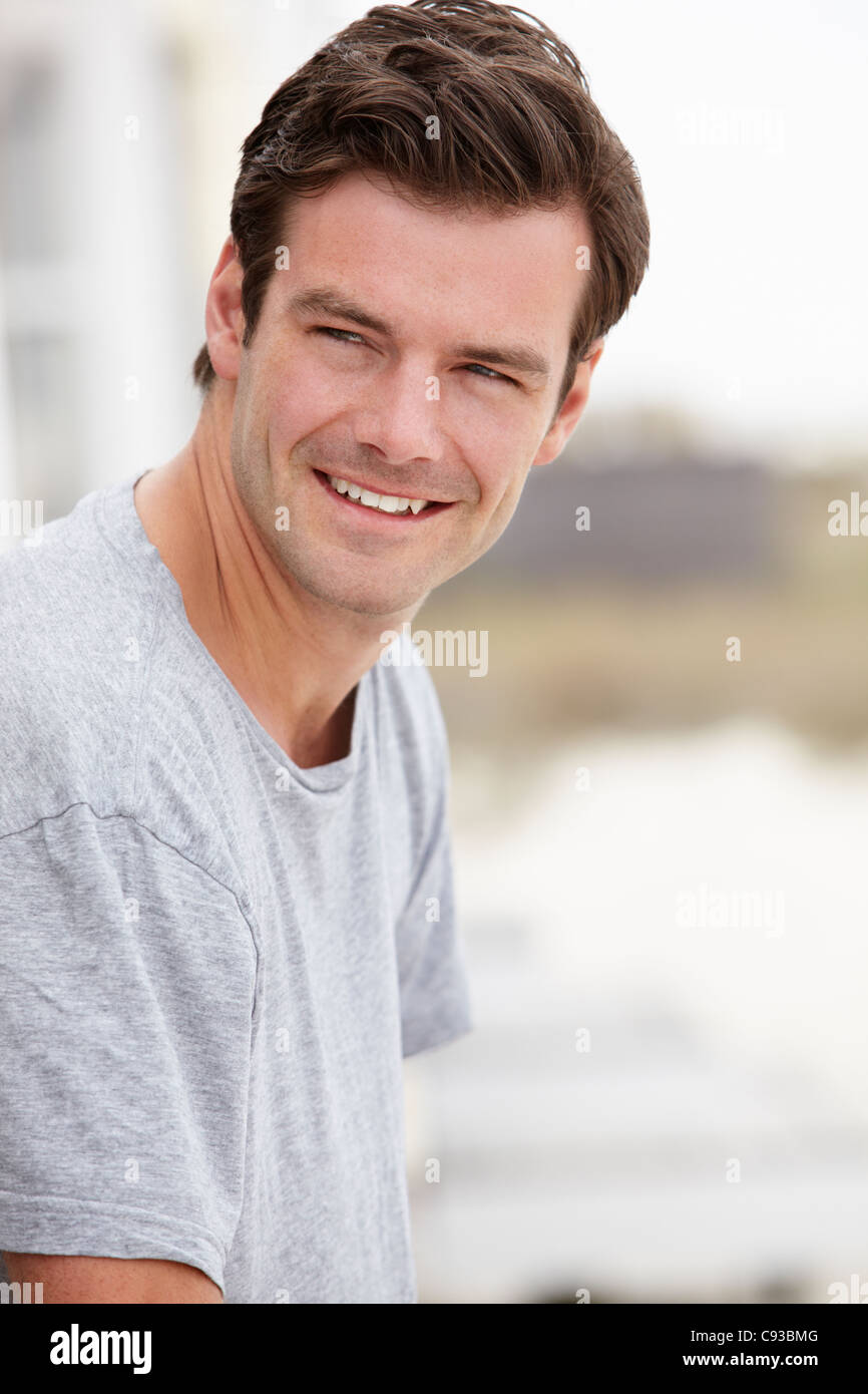 Hombre retrato al aire libre Foto de stock