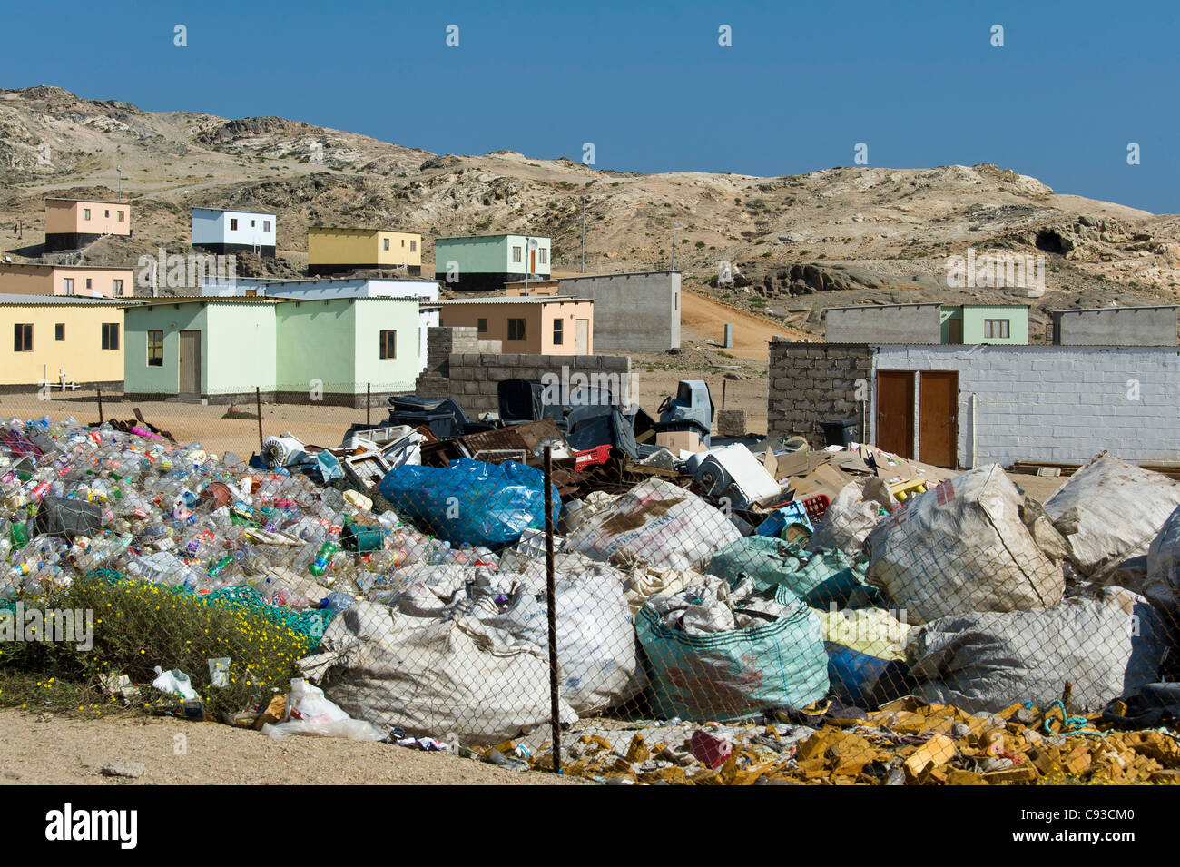 La recolección de basura en una nueva zona de viviendas en las afueras de Luederitz Namibia Foto de stock