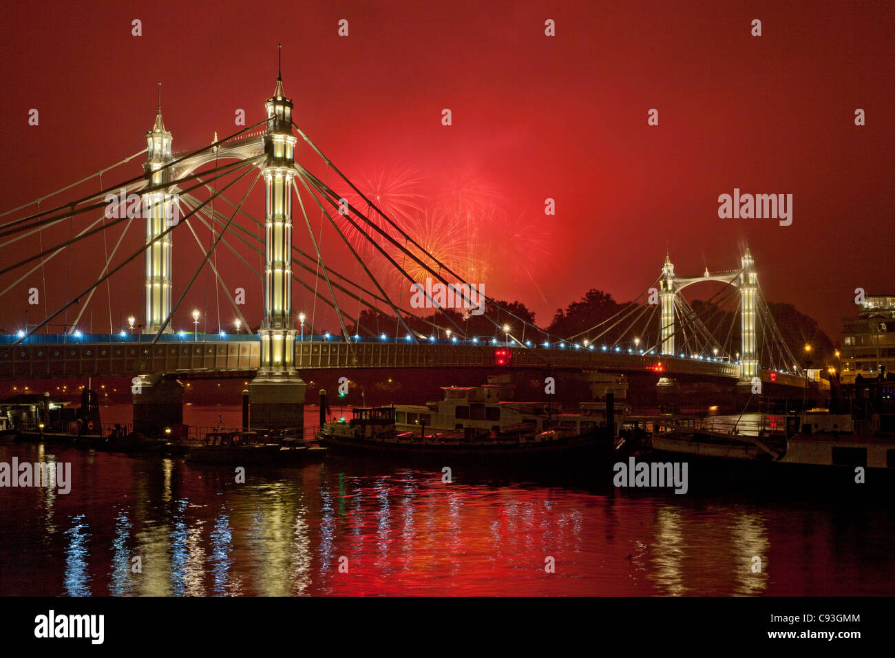 Albert Bridge, el río Támesis y fuegos artificiales. Londres, Inglaterra, Reino Unido. Foto de stock