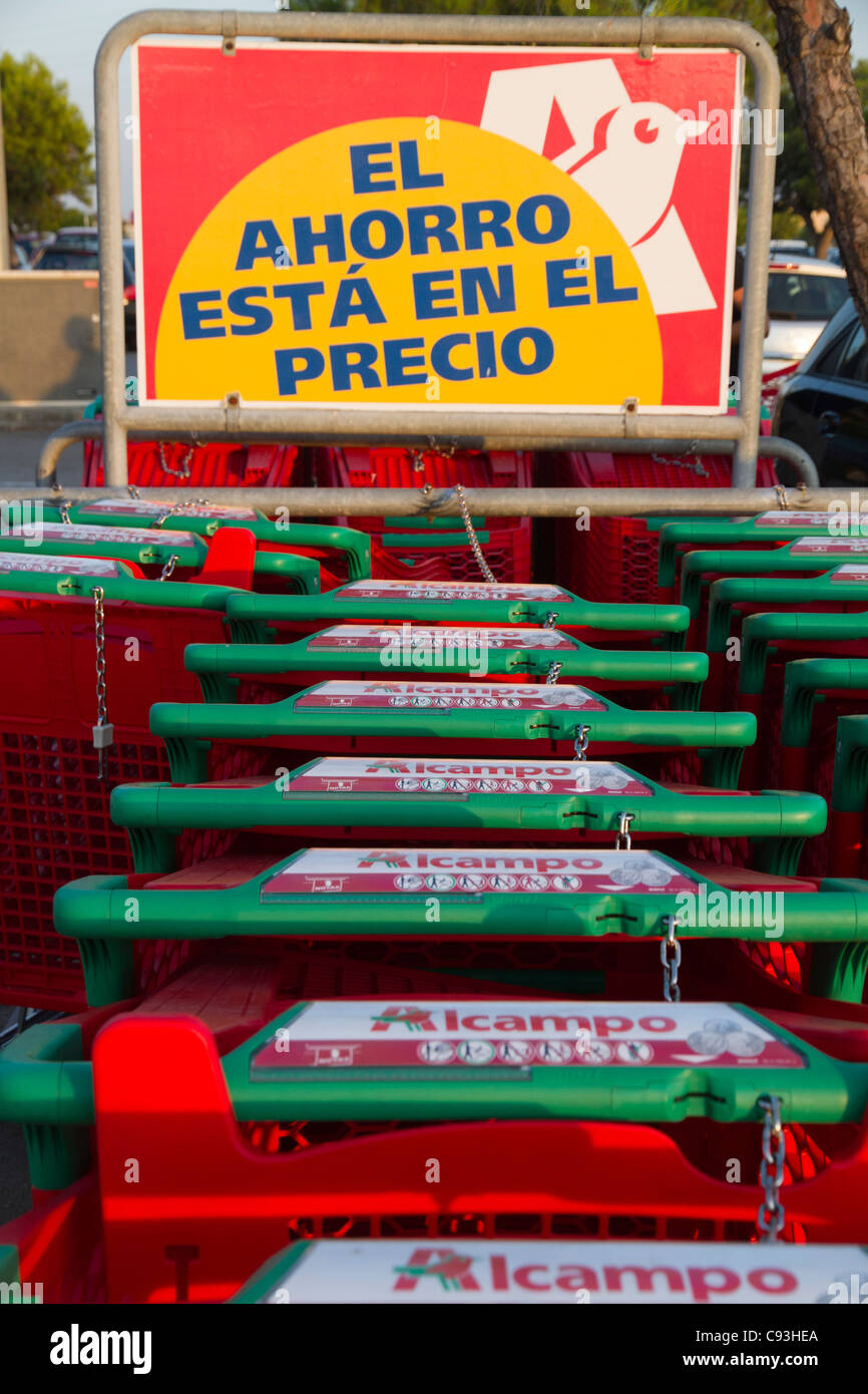 Cestas de carritos de supermercados Alcampo español españa Fotografía de  stock - Alamy