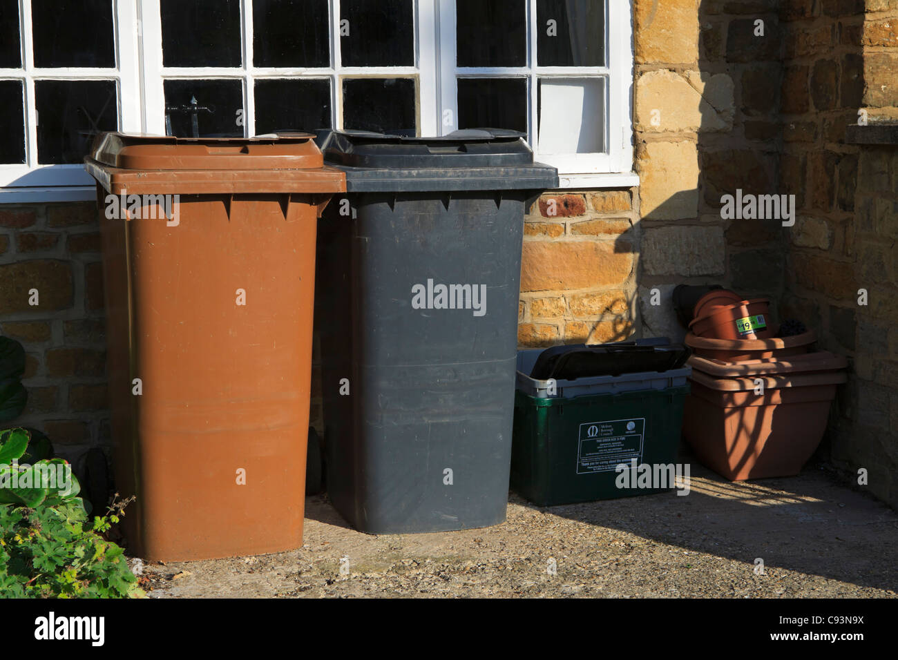 Caballito bins, marrón para los residuos de jardín y negro para la basura doméstica y un cuadro para productos reciclables. Foto de stock