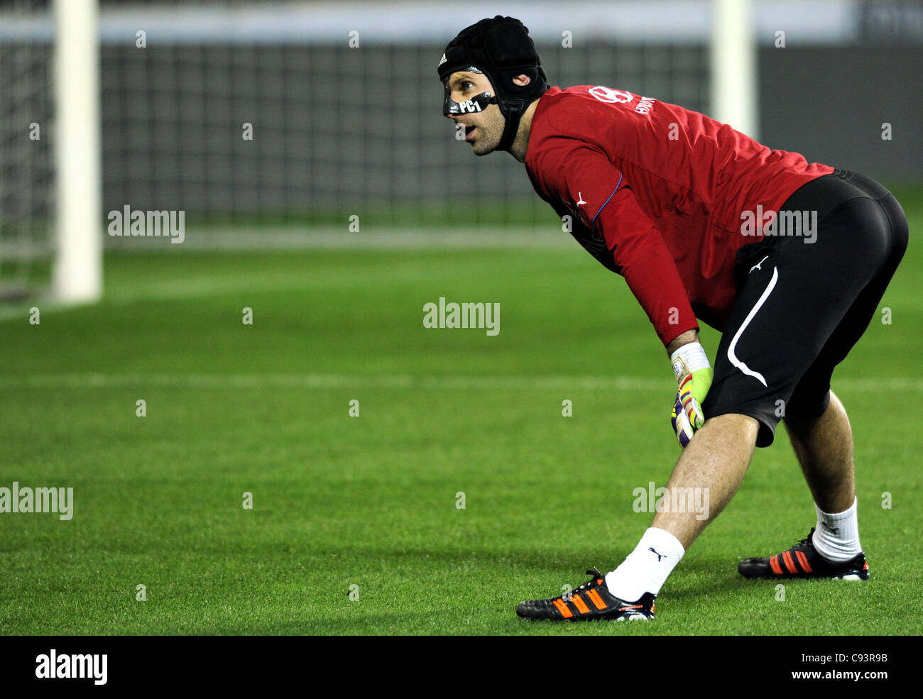 Portero de fútbol nacional checo Petr Cech prácticas con una nueva máscara  protegiendo su nariz rota antes de la Euro 2012 play-off de fútbol contra  Montenegro, en Praga, República Checa, el jueves,