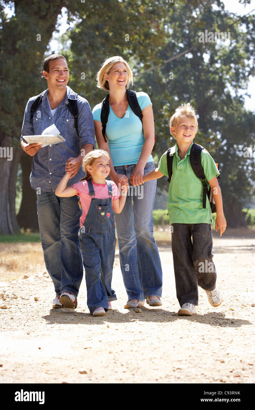 Familia Joven el país camina Foto de stock