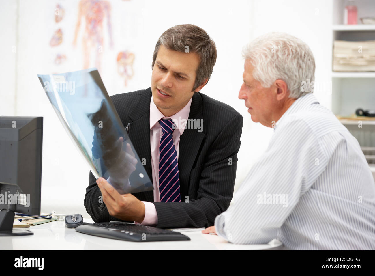 Doctor con altos paciente Foto de stock