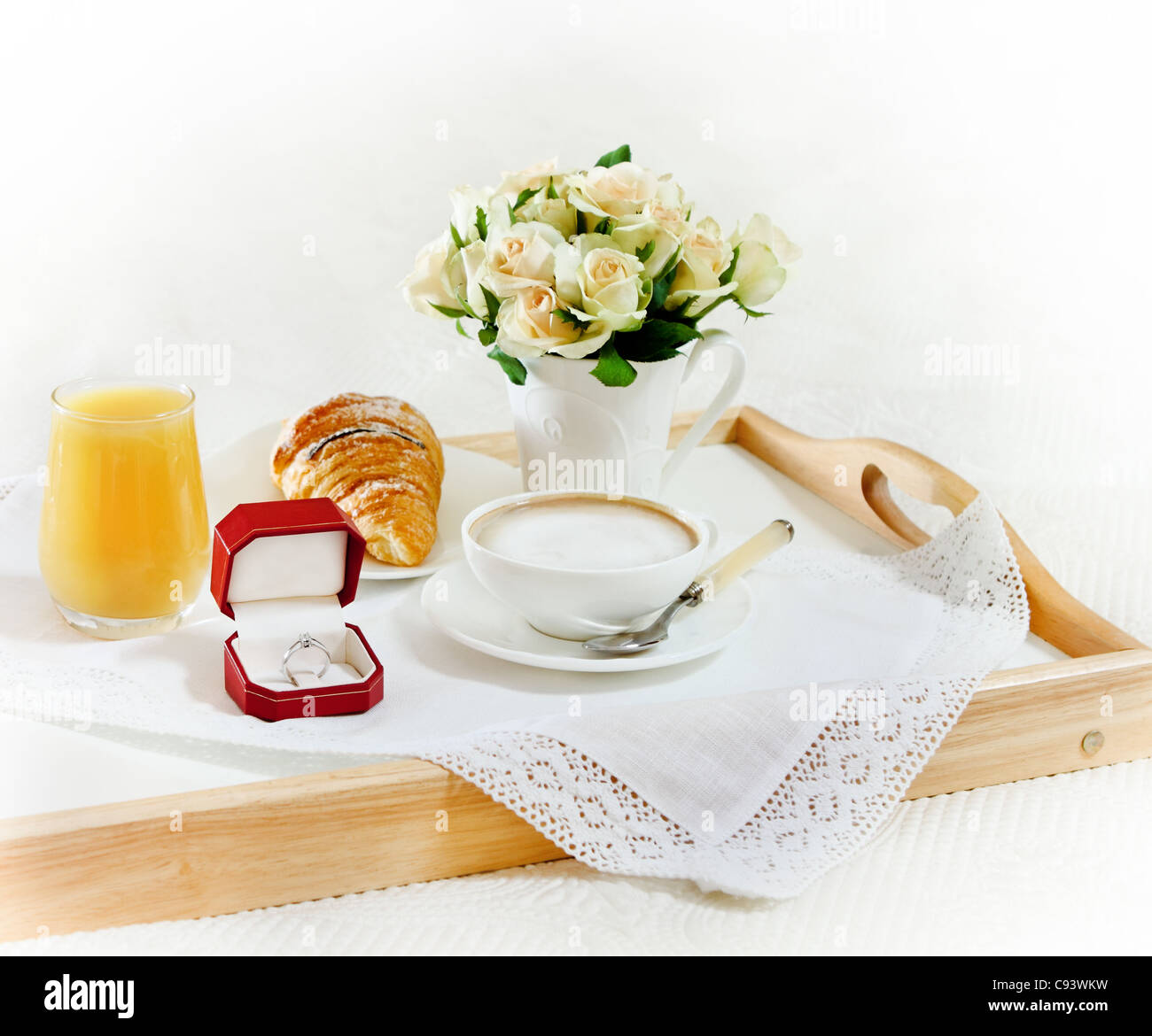 Propuesta de matrimonio. Un anillo de diamantes de compromiso con desayuno  y ramo de rosas Fotografía de stock - Alamy