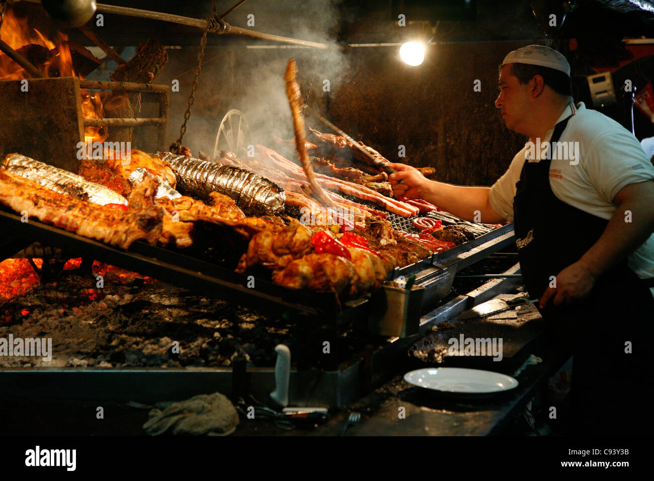 Las carnes cocinadas sobre madera de parrilladas en el Mercado del Puerto, Montevideo, Uruguay. Foto de stock