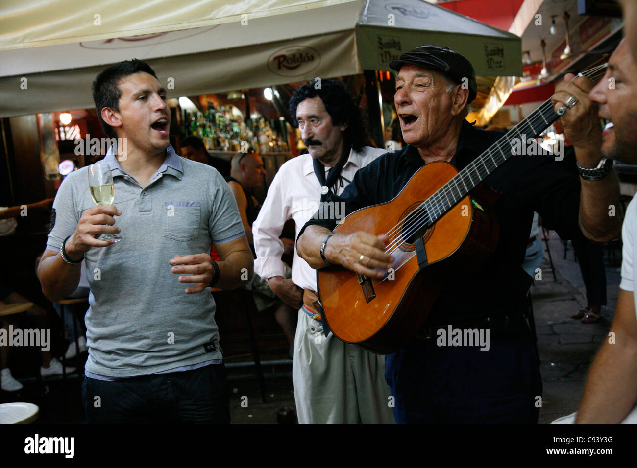 La gente en el Bar Roldos en el Mercado del Puerto, Montevideo, Uruguay. Foto de stock