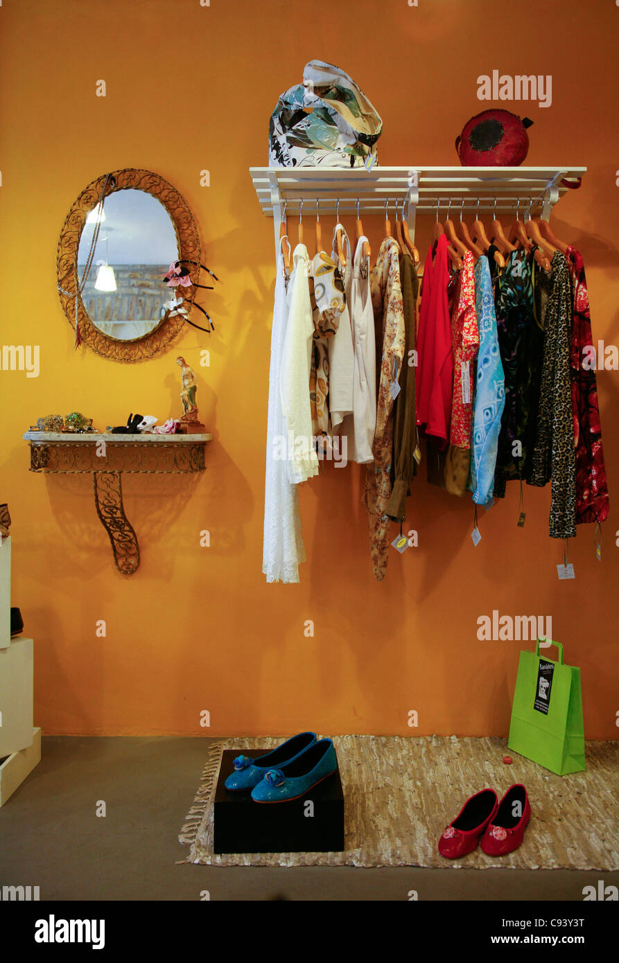 La bandolera de moda tienda de moda, Montevideo, Uruguay Fotografía de  stock - Alamy
