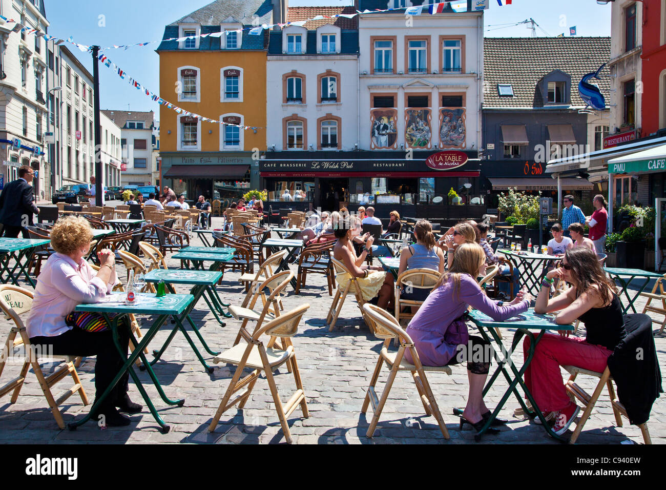 La gente disfruta del sol y charlando en cafés al aire libre en el lugar Dalton en Boulogne, Francia Foto de stock