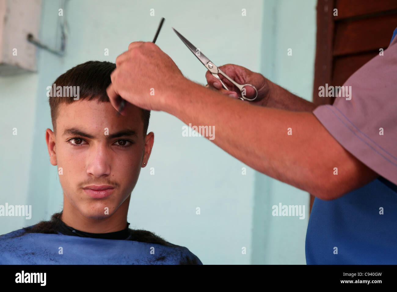 Barbero en la calle, en Pinar del Río, Cuba. Foto de stock