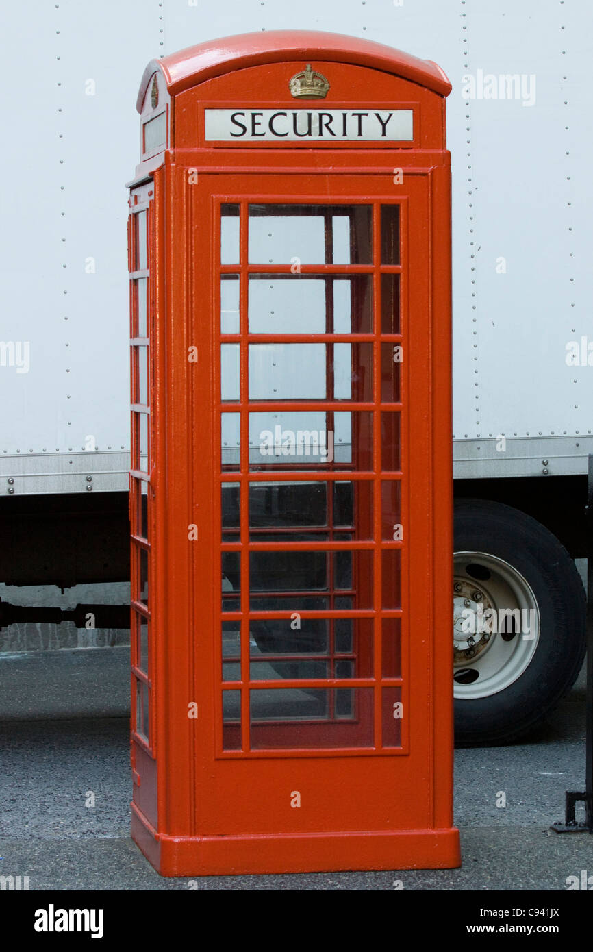 Un cuadro Teléfono Rojo en las calles de Nueva York, Caja de seguridad  Fotografía de stock - Alamy