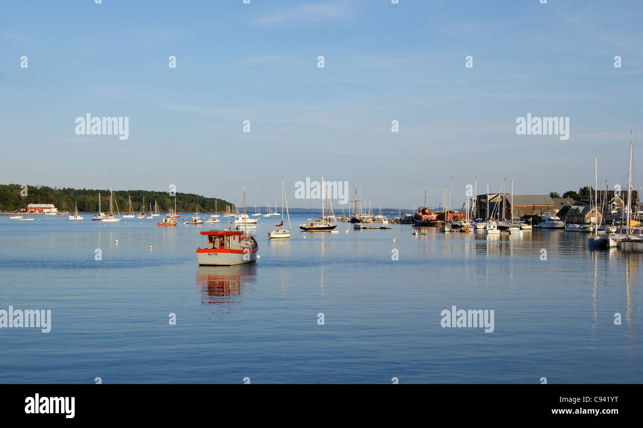 La disminución de la vista en perspectiva de botes en el río Passagassawakeag, Belfast, Maine. Foto de stock