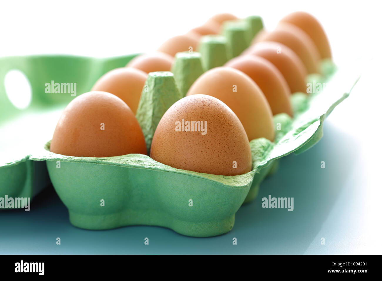 Cartón de huevos crudos Foto de stock