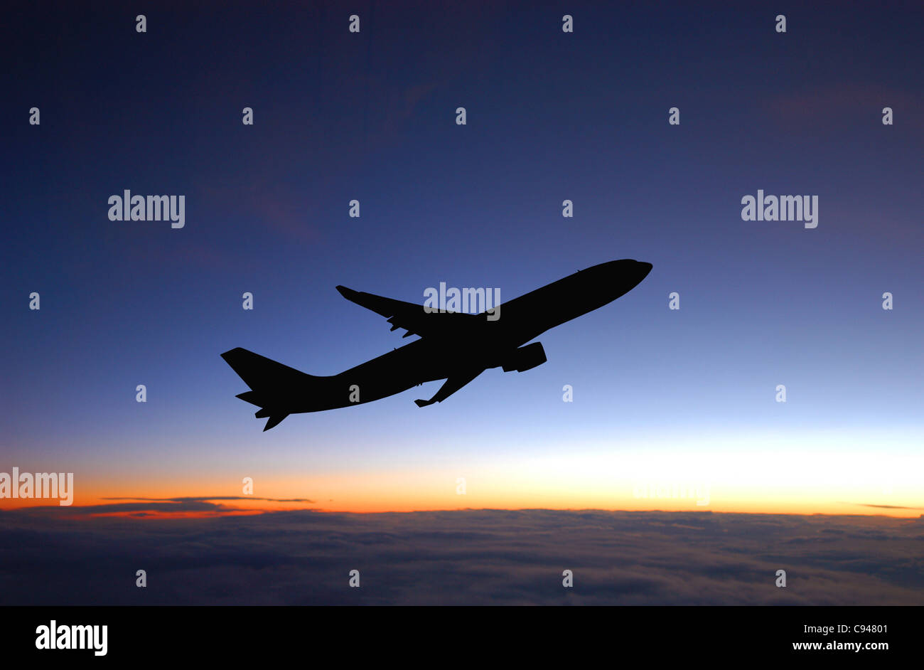 Avión de pasajeros durante el vuelo y el azul del cielo después de la puesta del sol. Foto de stock