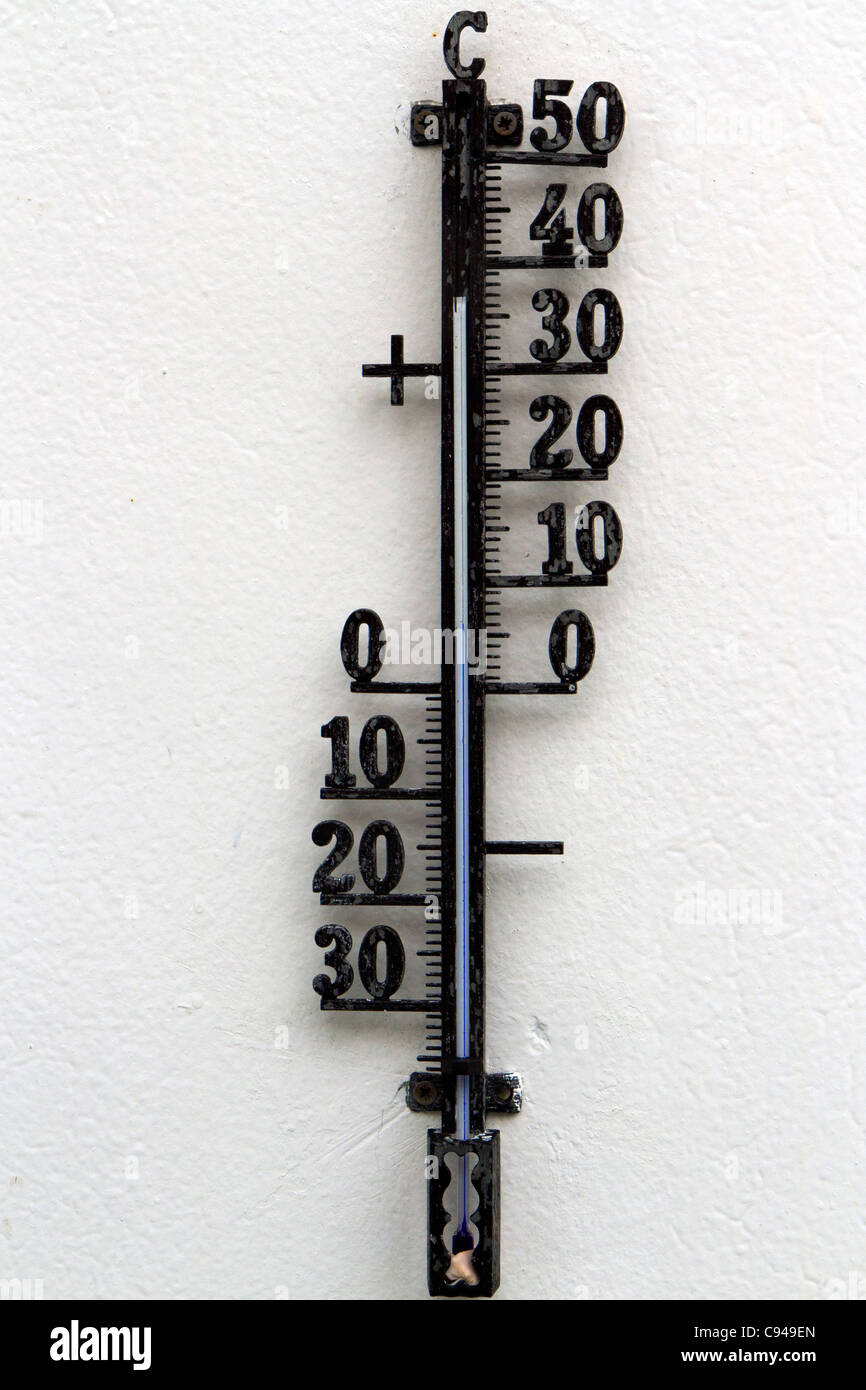 Termómetro atornillada a la pared exterior del MS Nordkapp mostrando una temperatura justo por encima de 5 grados centígrados Foto de stock