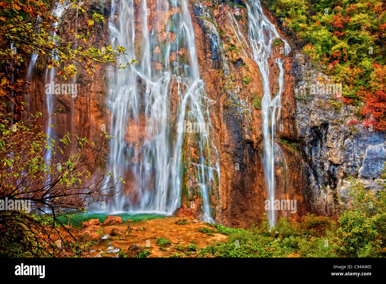 Pintoresca cascada espectacular en otoño paisaje del Parque Nacional de Los Lagos de Plitvice en Croacia Foto de stock