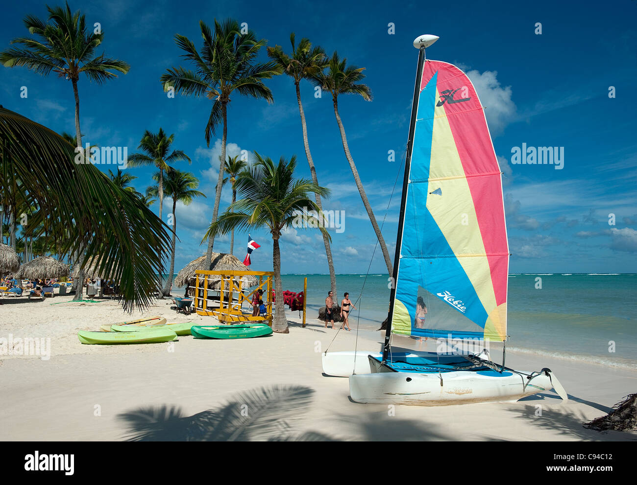 Deportes acuáticos en la playa Bavaro Beach en frente del Hotel Catalonia Royal Bávaro, Punta Cana, República Dominicana Foto de stock