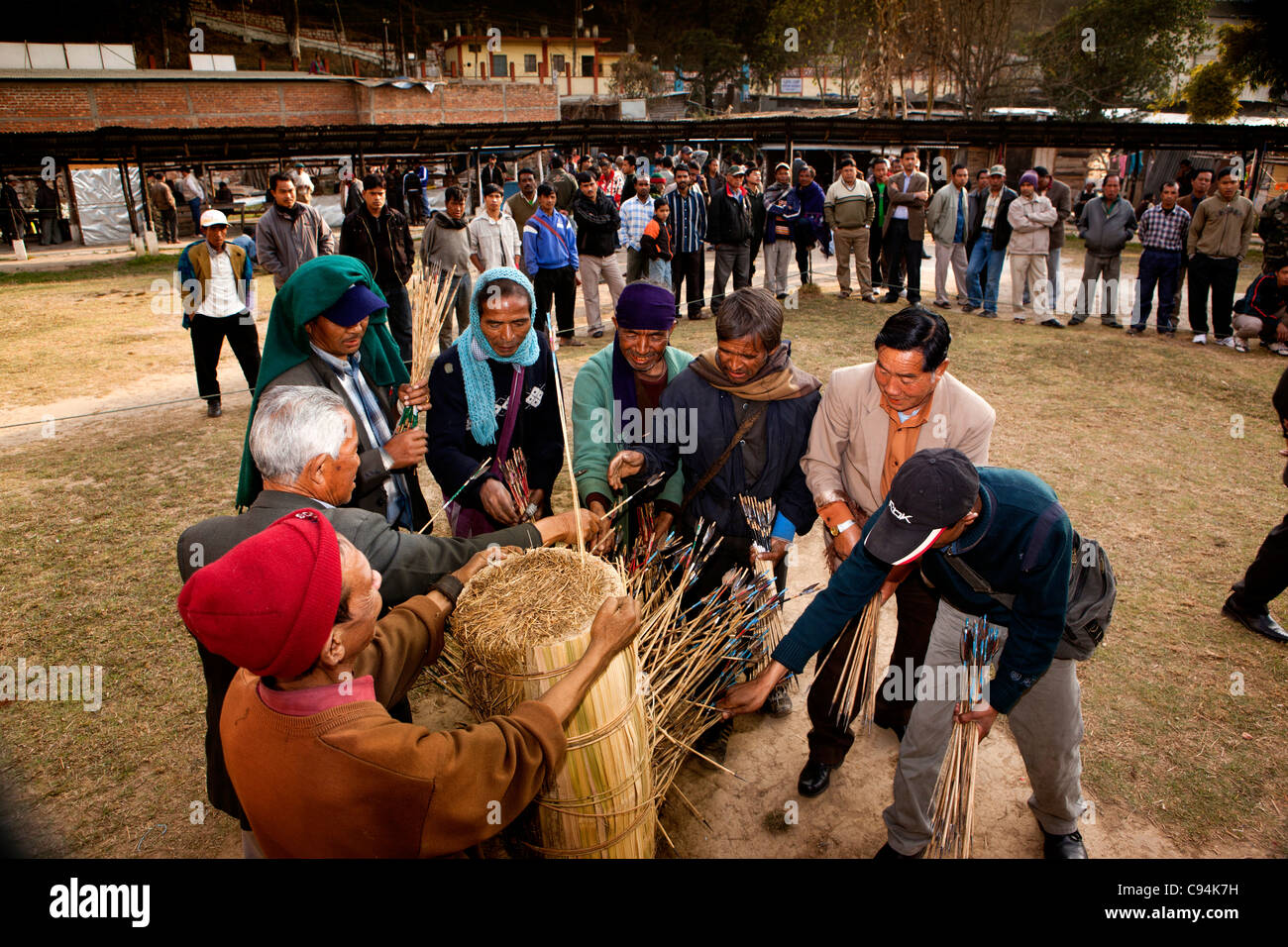 India, Meghalaya, Shillong, Bola juego de tiro con arco, funcionarios contando el número de flechas en el destino Foto de stock