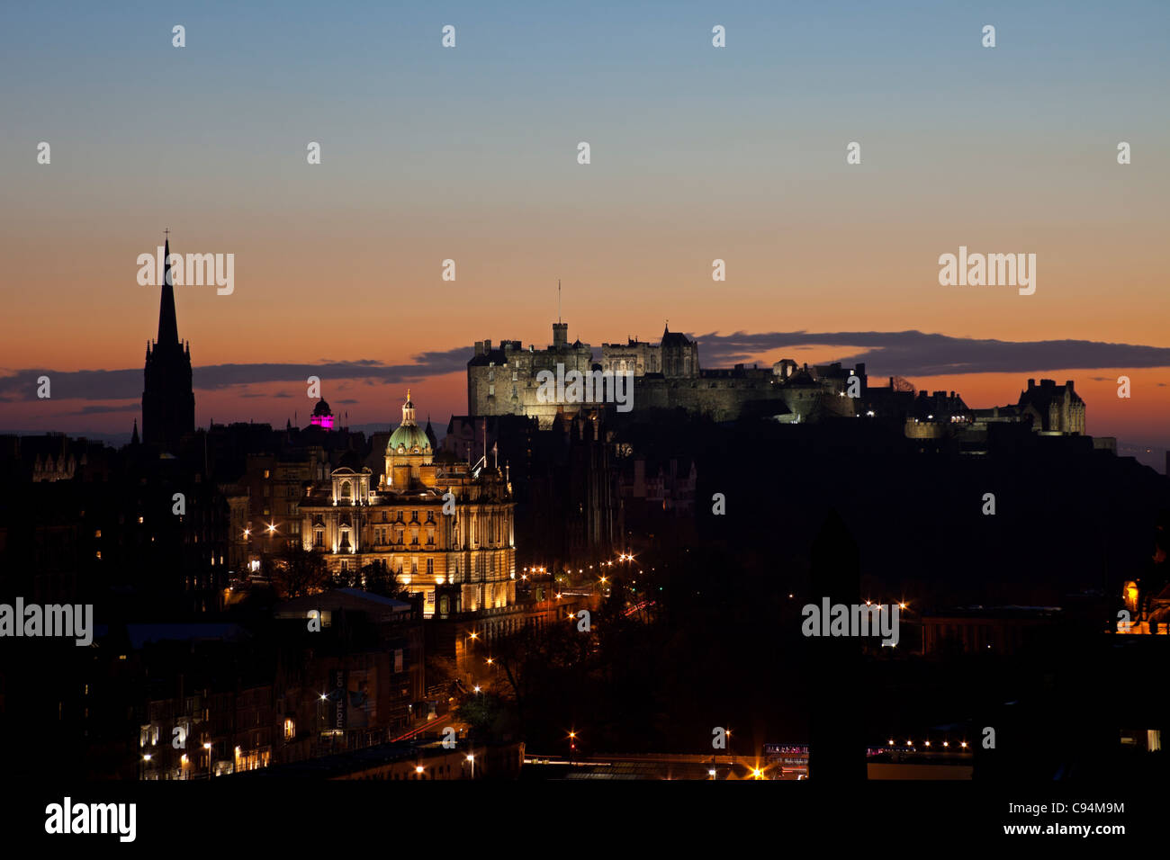 El Edinburgh city skyline al atardecer visto desde Calton Hill, Escocia, Reino Unido, Europa Foto de stock