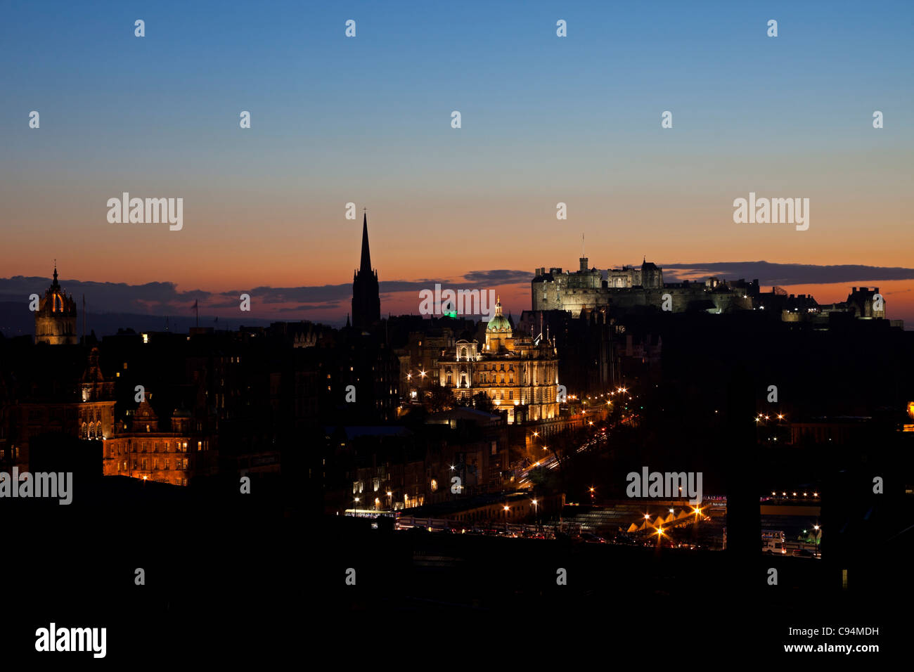 El Edinburgh city skyline al atardecer visto desde Calton Hill, Escocia, Reino Unido, Europa Foto de stock