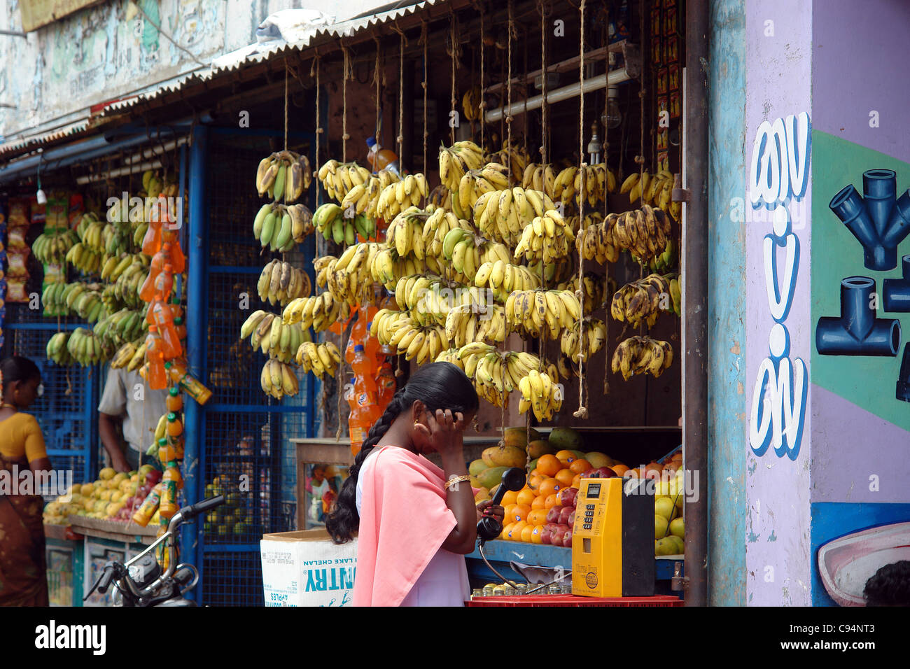 Los compradores de los mercados de frutas plátanos frescos, en el sur de la India Foto de stock