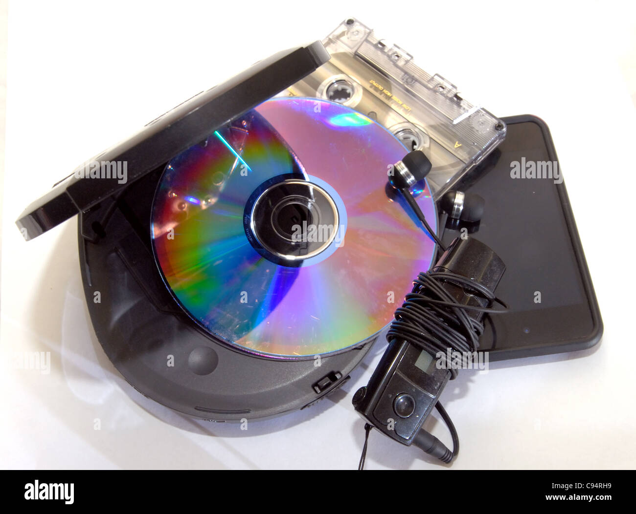 Un reproductor de MP3, discos compactos, CD, cintas de vídeo, música a  través de las edades Fotografía de stock - Alamy