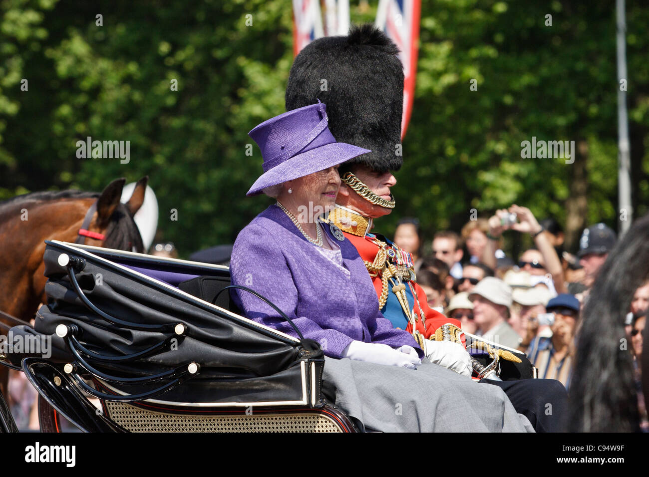 La reina Isabel II y el príncipe Felipe viaja en carruaje tirado por caballos a Buckingham Palace durante el Trooping el color. Foto de stock