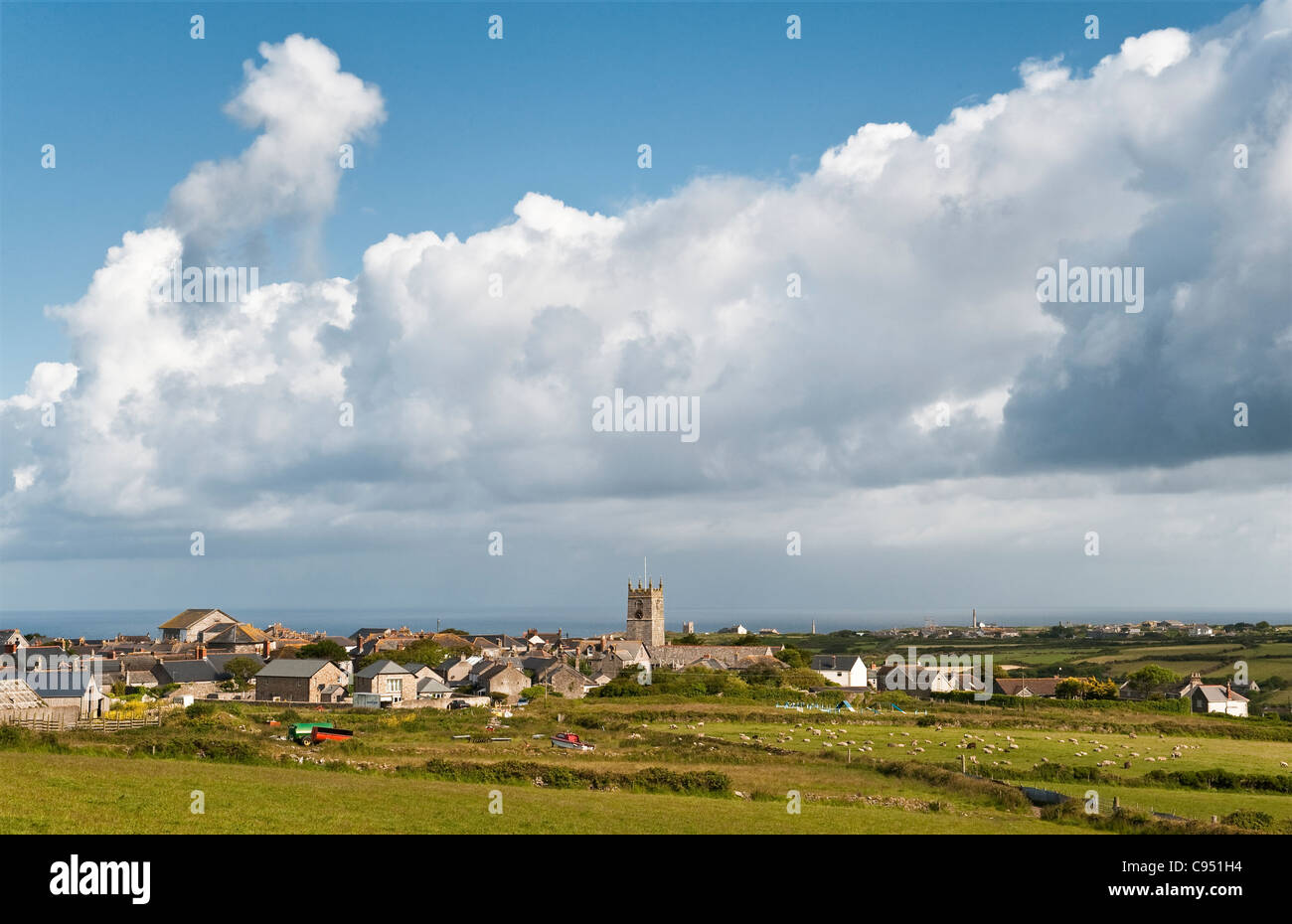 El antiguo pueblo minero de St Just (St. Justo en Penwith), cerca de Penzance, Cornwall, Reino Unido, en un buen día de verano. Es la ciudad más occidental de Gran Bretaña Foto de stock