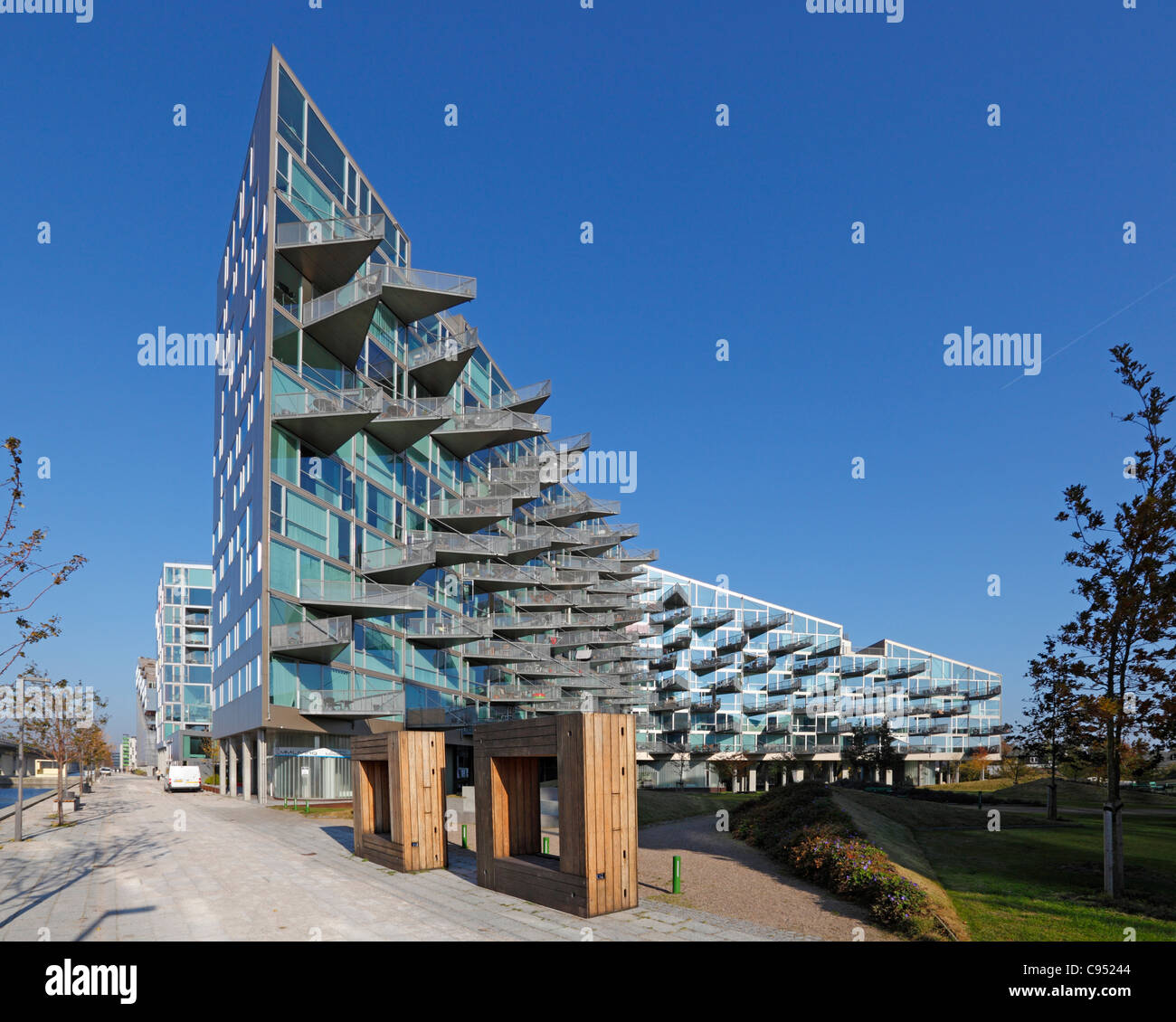 El edificio Husene VM - Ganador del premio edificio residencial de Ørestad, Amager, Copenhague, Dinamarca. Arquitectos Bjarke Ingels y Julien de Smedt parcela Foto de stock