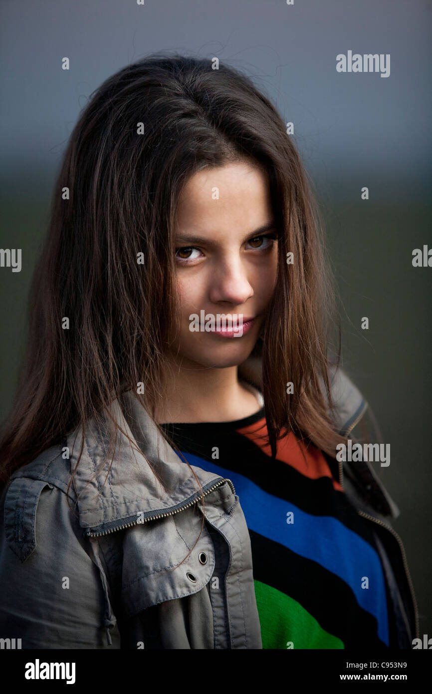 Teen morena posando fuera Fotografía de stock - Alamy