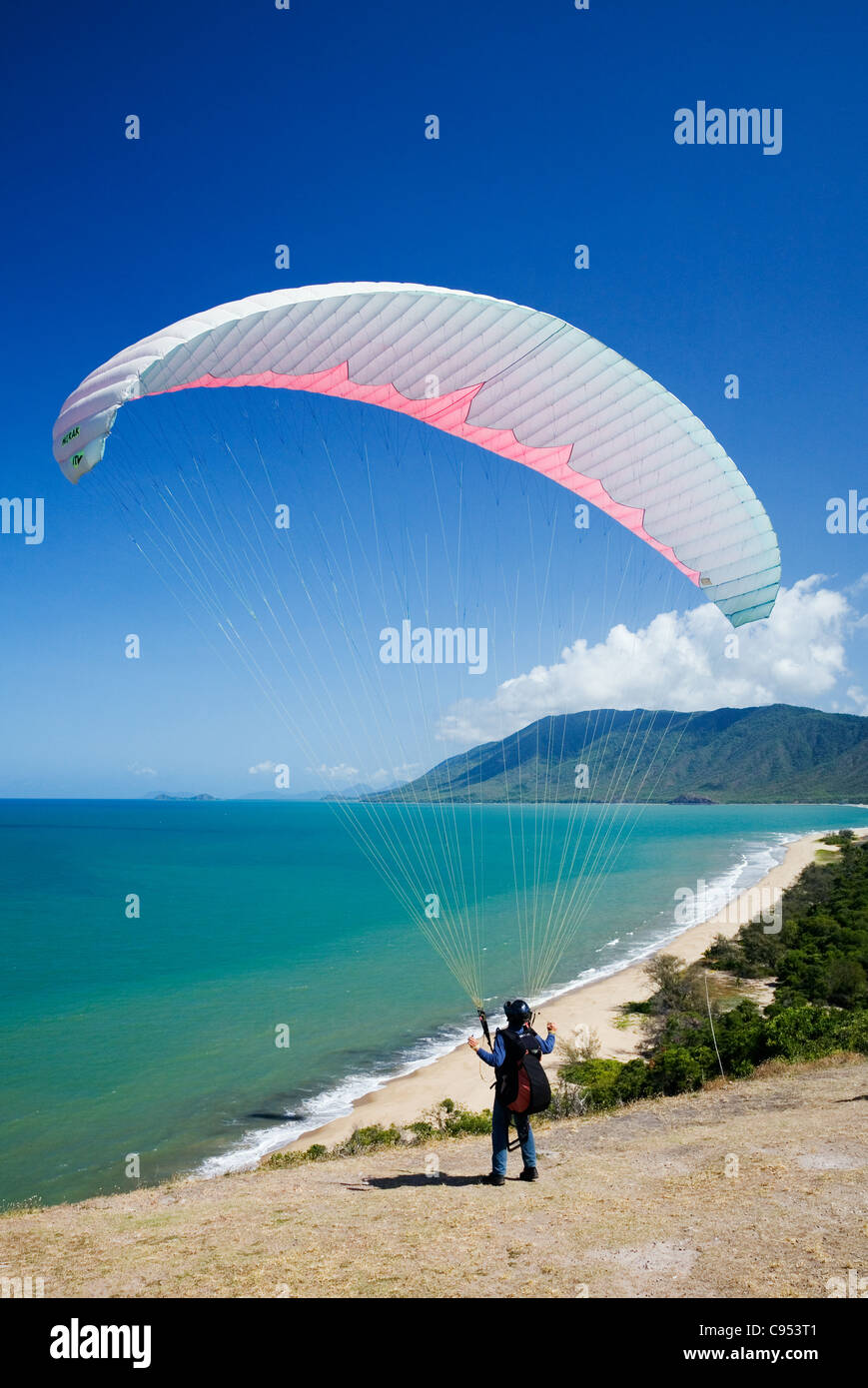 Un parapente se lanza ahora de Rex Mirador, con vistas a la playa Wangetti, cerca de Cairns, Queensland, Australia Foto de stock