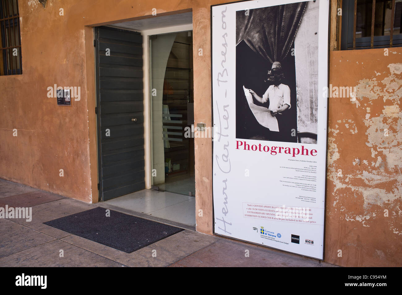 Entrada al museo Scavi Scaligeri y Henri Cartier Breson mostrar fotografía. Foto de stock