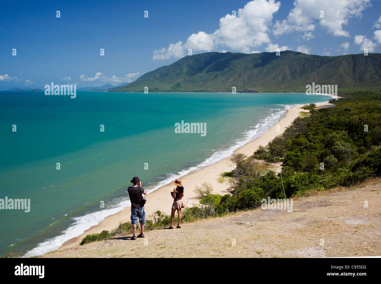 Los turistas en Rex Mirador, con vistas a la playa Wangetti y el Mar de Coral cerca de Cairns, Queensland, Australia Foto de stock