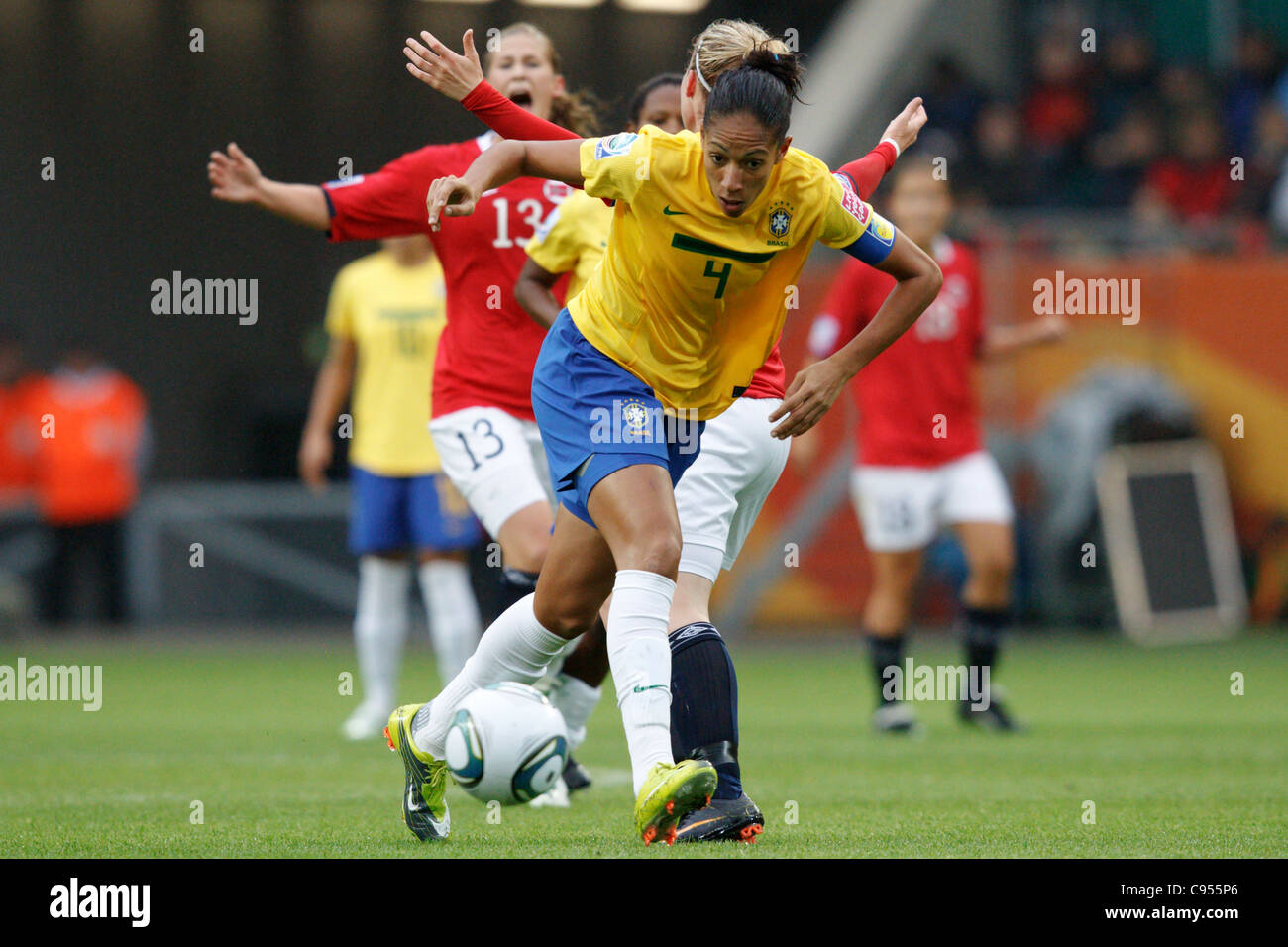 Capitán del equipo de Brasil Aline en acción durante un 2011 Copa Mundial Femenina Grupo D partido contra Noruega. Foto de stock