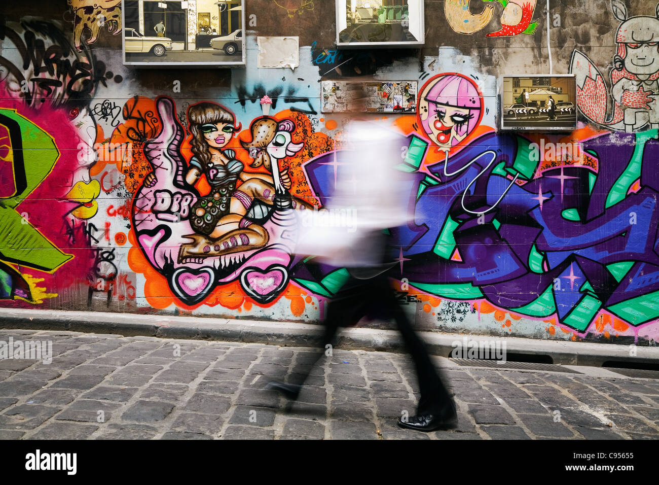 Colorido arte callejero decora las paredes de Hosier Lane, en el centro de Melbourne, Victoria, Australia Foto de stock