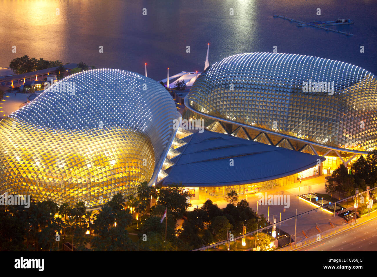 El Esplanade Theatres on the Bay en la penumbra, Singapur Foto de stock