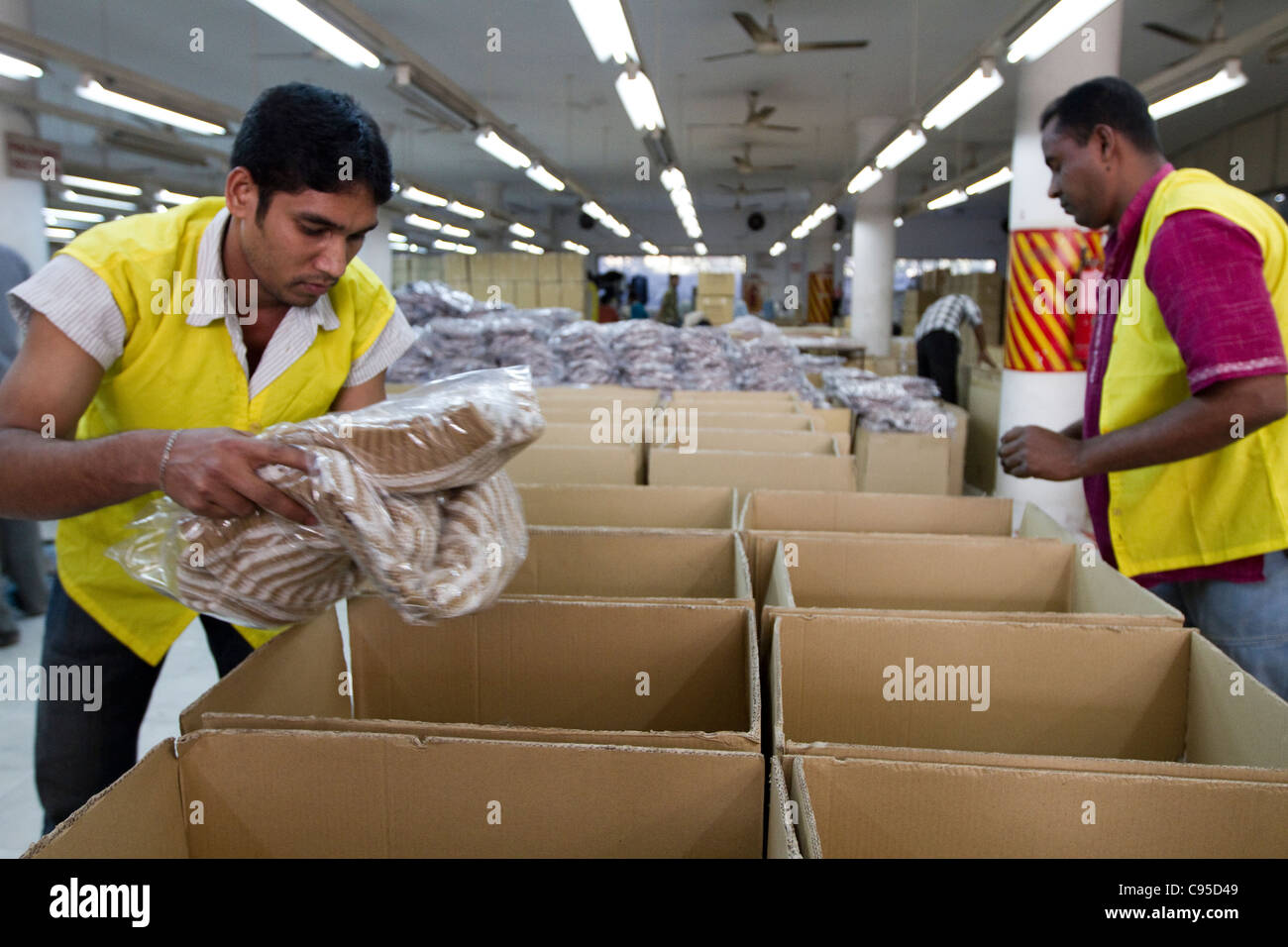 Los trabajadores de prendas de vestir en Bangladesh Foto de stock