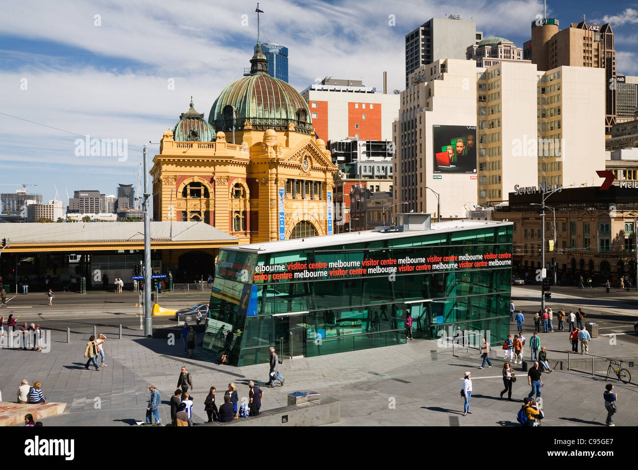 El Centro de Información para visitantes y la Estación de Flinders Street en el centro de Melbourne, Victoria, Australia Foto de stock