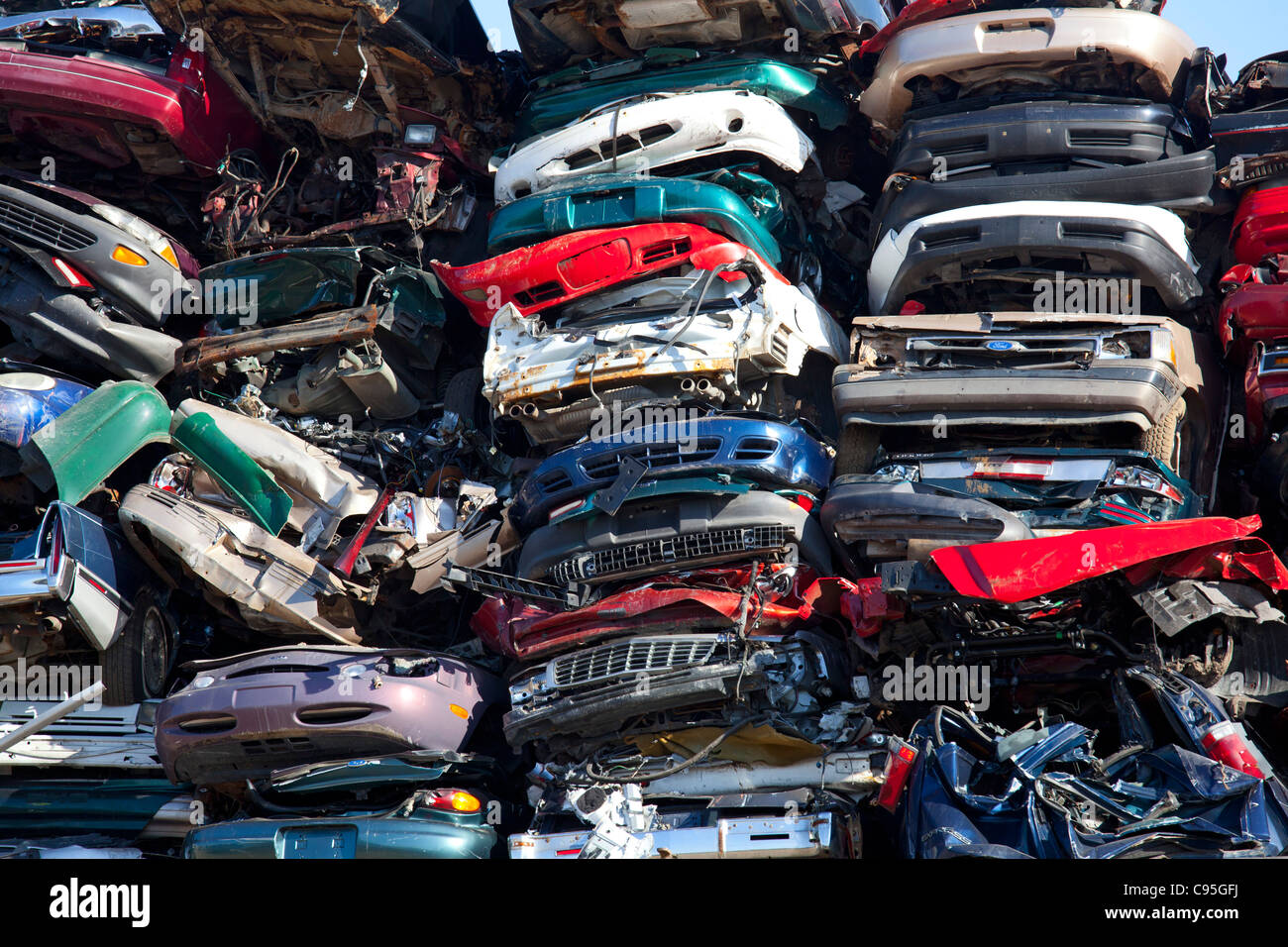 Detroit, Michigan - Automóviles chatarra triturada y listo para ser reciclado en un patio de chatarra. Foto de stock