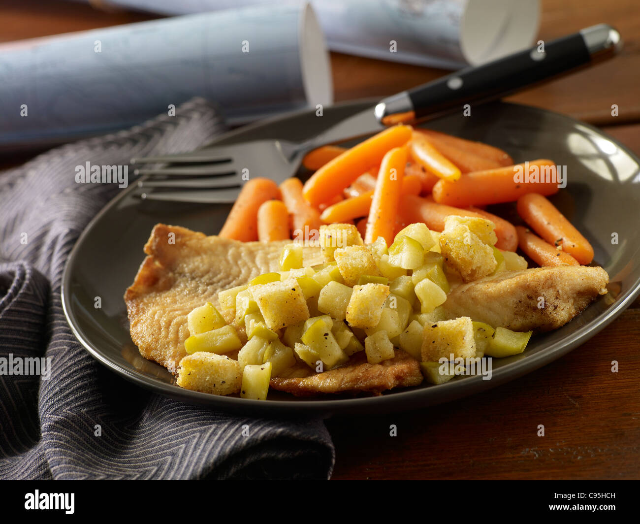 La tilapia salteado con zanahorias Foto de stock