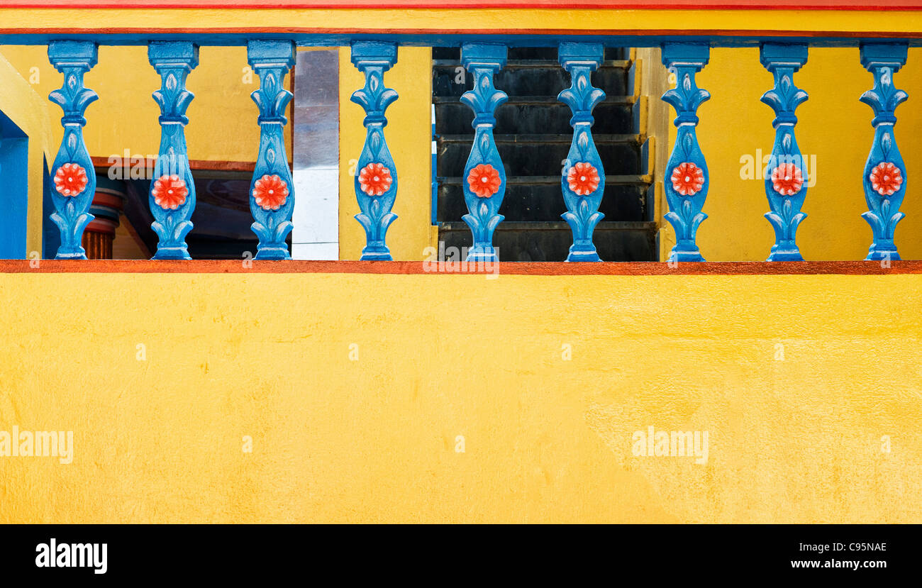 Colorido amarillo y azul balaustrada en una casa india. En Andhra Pradesh, India Foto de stock