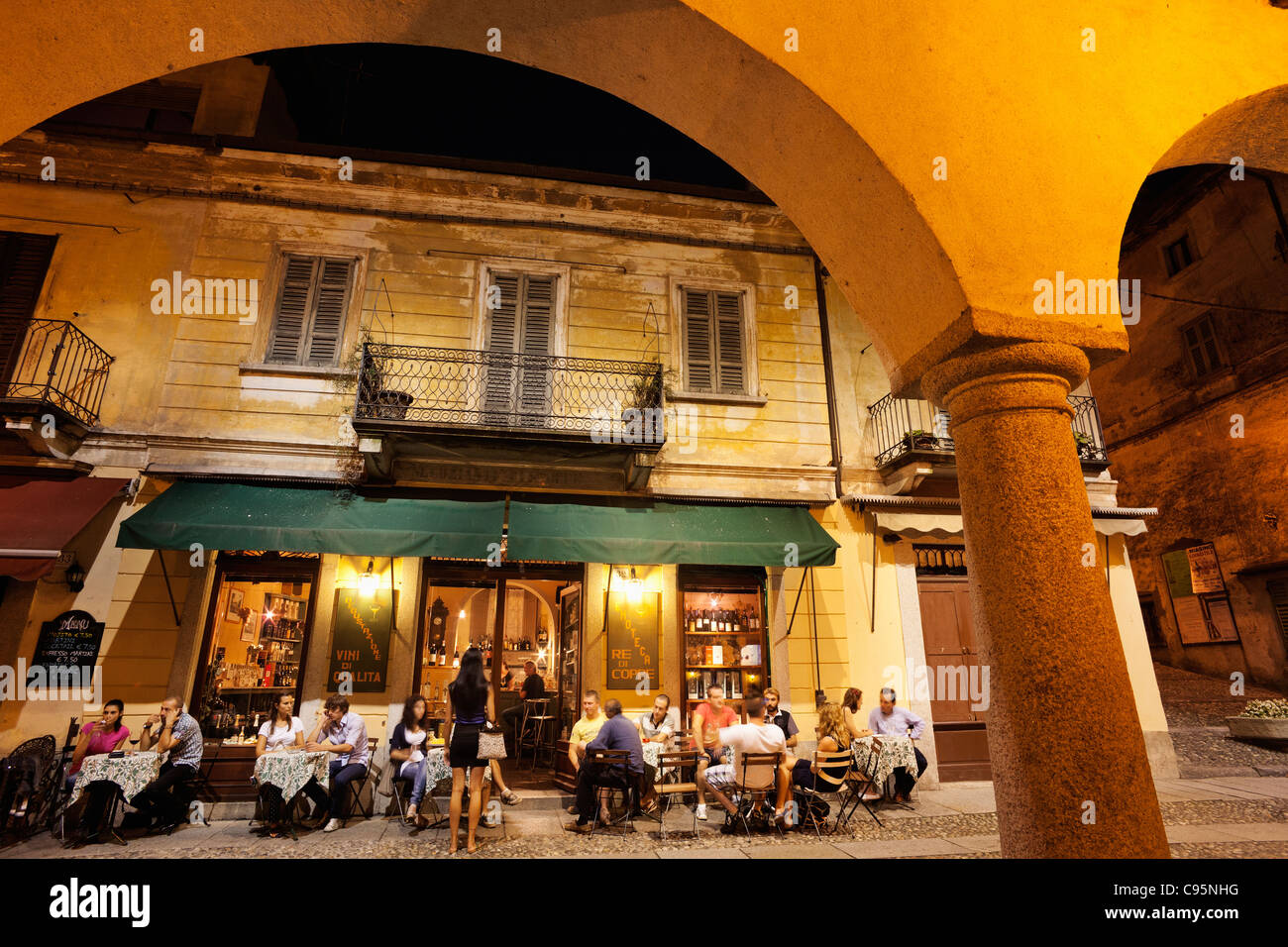 Italia, Piamonte, el lago de Orta, Orta Ciudad, Cafés en la Piazza Mario Motta Foto de stock