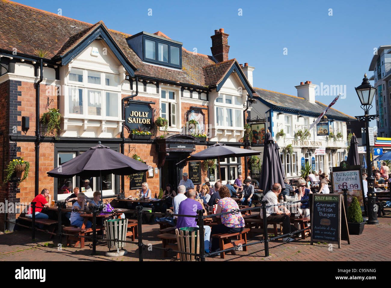 Poole, Dorset, Inglaterra, Poole Quay, Waterfront Pubs Foto de stock