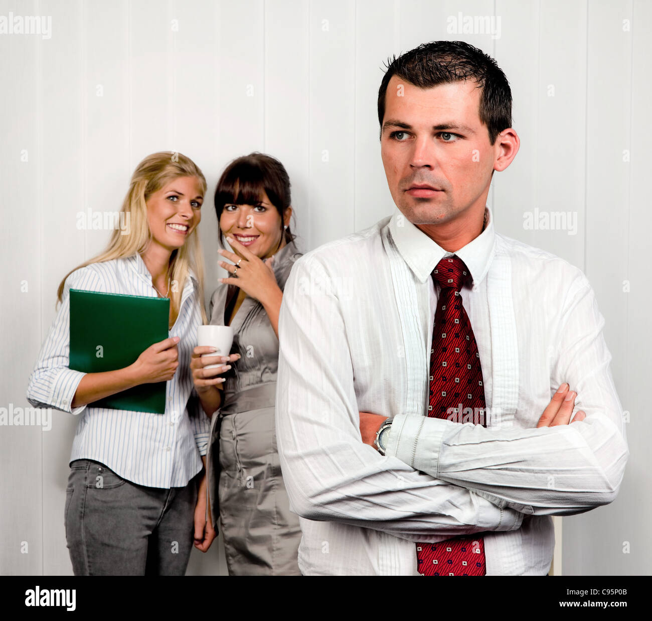 La intimidación en el lugar de trabajo de una oficina Foto de stock