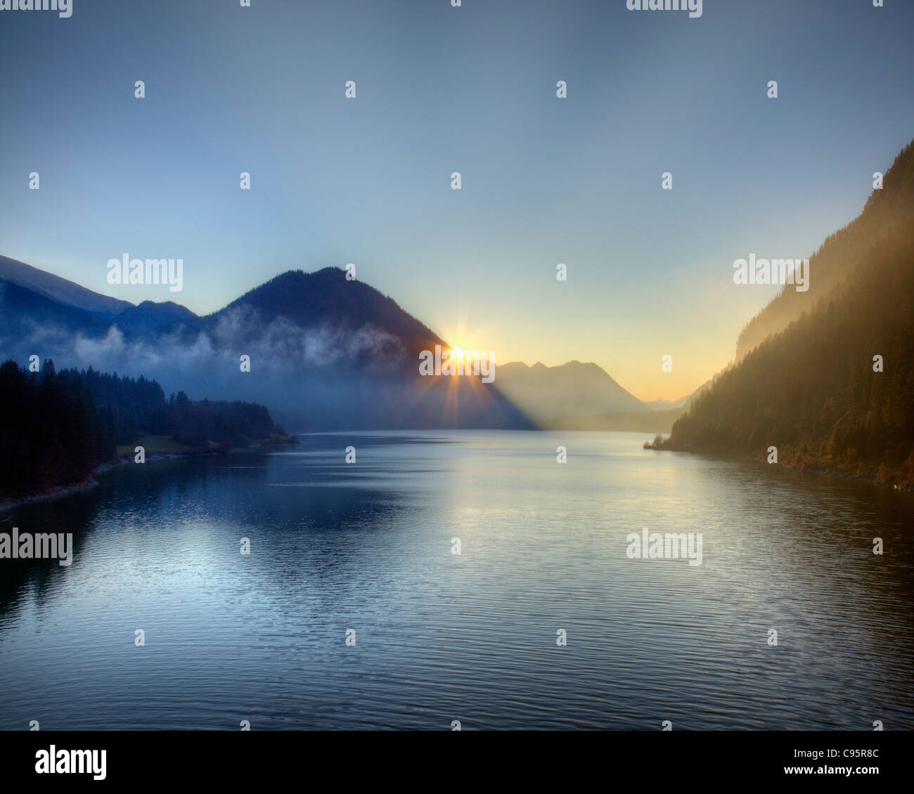 DE - Baviera: Puesta de sol sobre el lago Sylvenstein Foto de stock