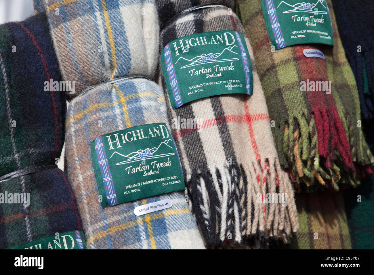 Escocia, la Royal Mile, souvenirs bufanda mostrar Fotografía de stock - Alamy